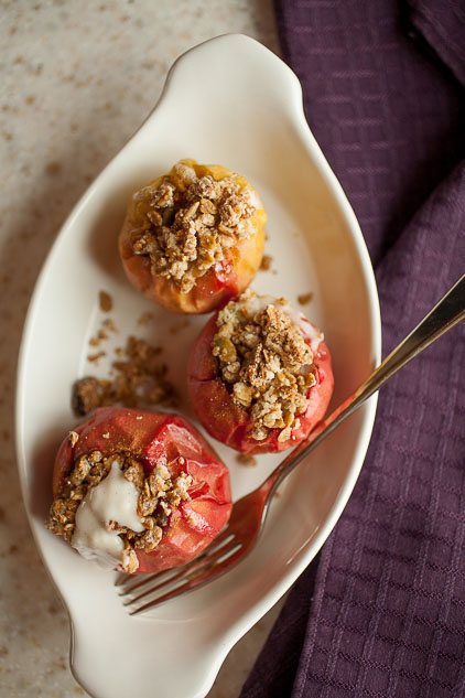 Healthy, warming, and so delicious: breakfast baked apples with granola crumble are the perfect healthy, quick meal for feeding an autumn brunch crowed!