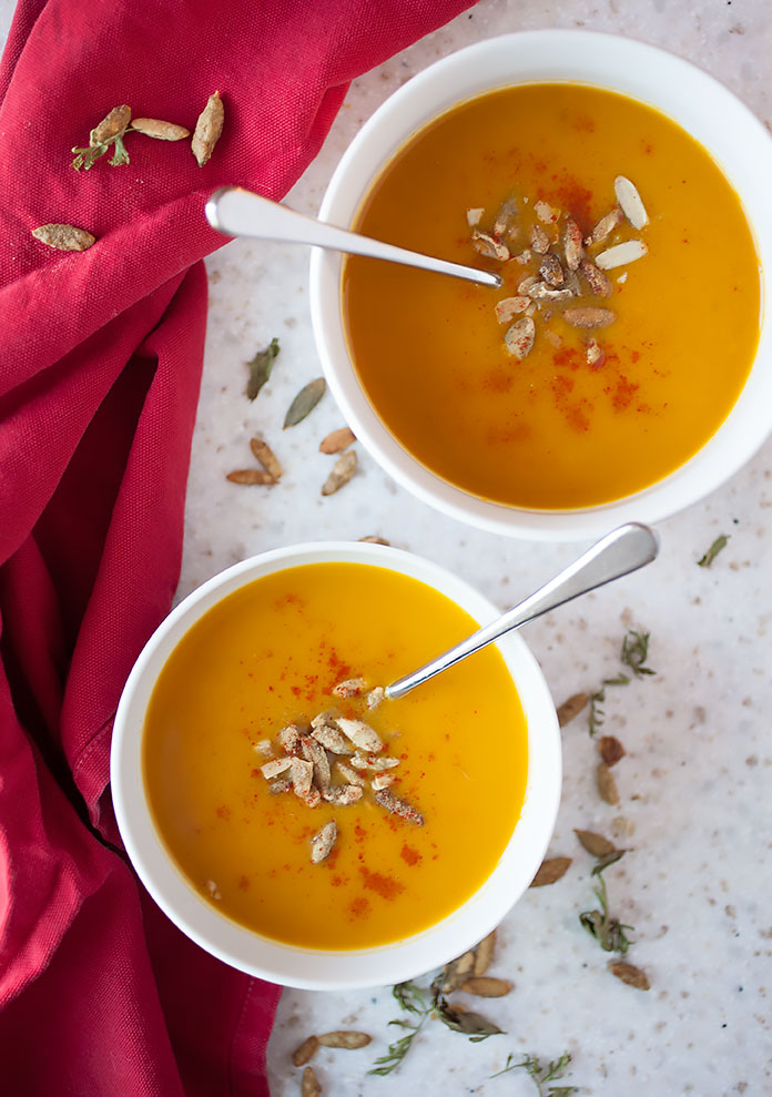 Looking for a simple recipe for your fall dinner? This healthy and filling spiced pumpkin and carrot soup is it! 