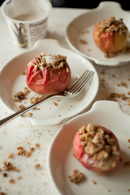 Healthy, warm, and spiced: breakfast baked apples with granola crumble are perfect for a fall breakfast or brunch!