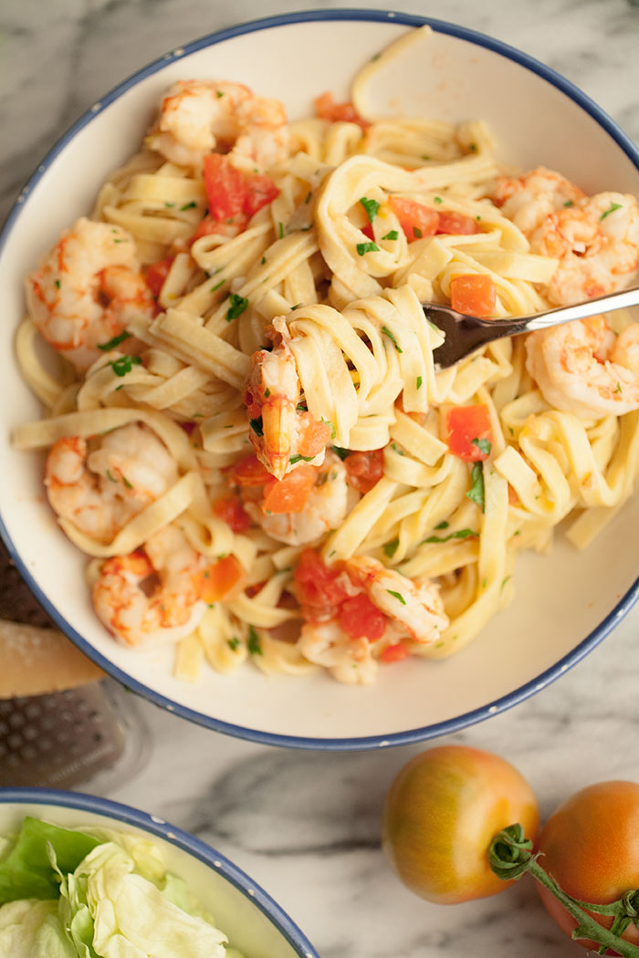 Pure comfort food that is quick and easy to make: that’s this recipe for garlicky shrimp scampi. It’s also perfectly impressive and something you can cook for someone special this Valentine’s Day! 